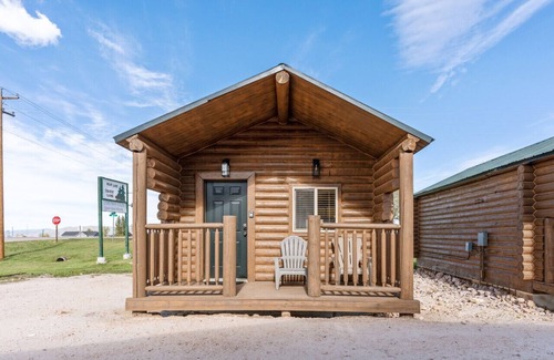 St. Charles Cabin | #1 Ski Cabin, Newly Remodeled! AC! New Beds! Sleeps 4
