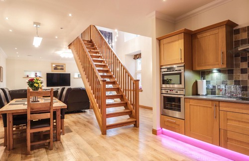 Elgin House | 1 THE COACH HOUSE, pet friendly, with hot tub in Elgin