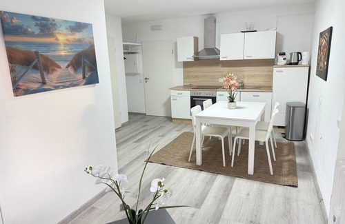 Herne Apartment | #1 Top room: central & comfortable, shared bathroom