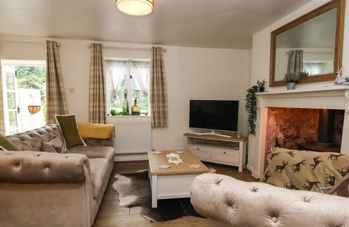 Llanfair-Dyffryn-Clwyd Cottage | 1 TY CAPEL, pet friendly, character holiday cottage in Pwllglas