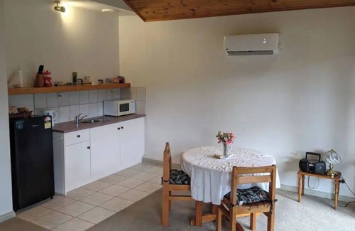 East Warburton Cottage | 1 x Queen Bedroom Cottage with Spa
