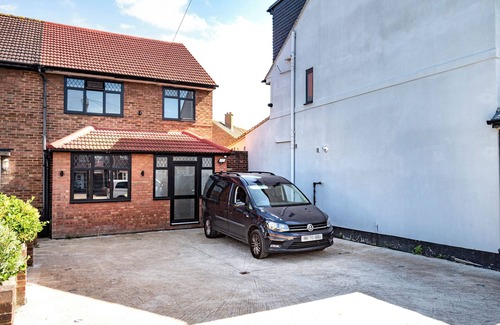 Heston West House | 10%-30%Discount|4BrHs|London|Sleeps7|Free Parking|SuperKingBeds|En-Suite|