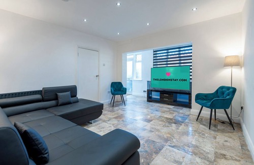 Heston West House | 10%-30%Discount|4BrHs|London|Sleeps7|Free Parking|SuperKingBeds|En-Suite|
