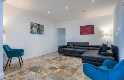 Heston West House | 10%-30%Discount|4BrHs|London|Sleeps7|Free Parking|SuperKingBeds|En-Suite|
