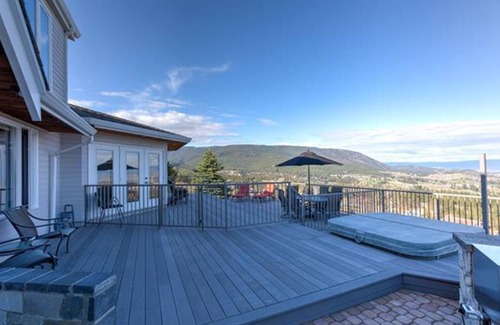 Central Okanagan House | 10 Acre Luxury Rosehill Estate:Heated Indoor Pool/Sauna/Hottub/Lakeview