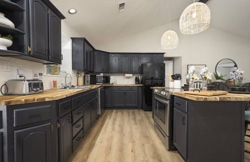 Broken Bow Resort | 10 Acre retreat for groups and events sleeps 34. Pickleball court & pool