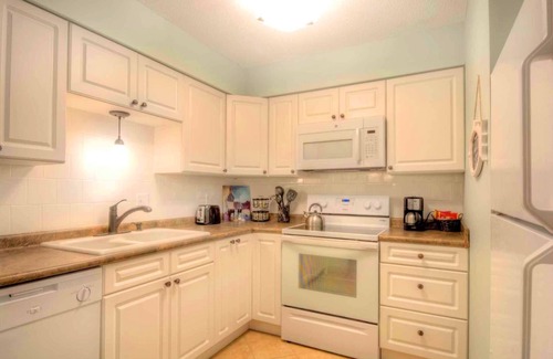 Demere Park Condo | 10% AUGUST DISCOUNT! GROUND FLOOR, WALK TO VILLAGE, CLOSE TO BEACH, PET FRIENDLY