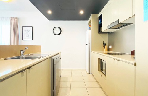 Cairns Central Business District Apartment | '10-B' Cairns Harbour Apartment ~ 2BR 2Bth Pool Gym Wifi