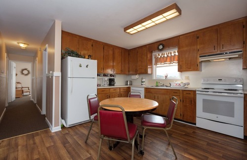 Stanley House | 10-Bed Bunk House w/Hot Tub, Perfect for Group Retreats, Events, and Gatherings
