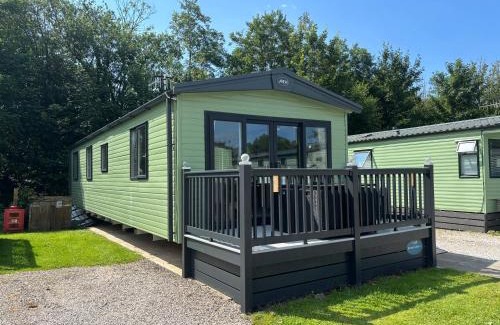 Tewitfield Resort | 10 Borwick Lakes, Carnforth - En suite - King size bed