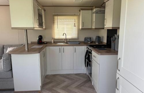 Tewitfield Resort | 10 Borwick Lakes, Carnforth - En suite - King size bed