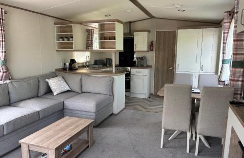 Tewitfield Resort | 10 Borwick Lakes, Carnforth - En suite - King size bed