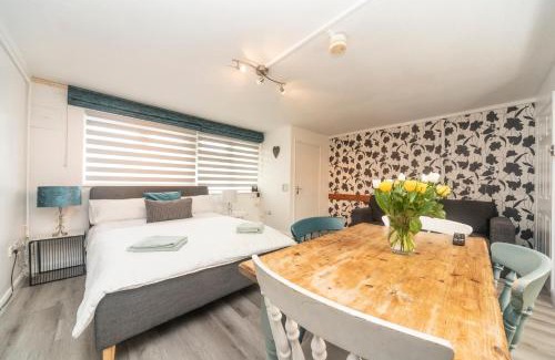 Little Missenden Apartment | 10 Boutique Studio Apartment near Tube - quiet location