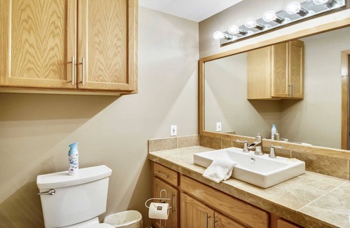 Sunriver House | 10 Conifer-Sunriver, Oregon: Hot Tub, BBQ, WiFi, SHARC Aquatics, Tubing Hill, Mt. Bachelor, Golf, Deschutes River, Tennis, Bike Paths