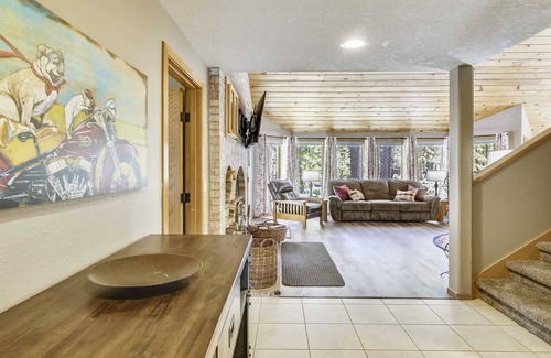 Sunriver House | 10 Conifer-Sunriver, Oregon: Hot Tub, BBQ, WiFi, SHARC Aquatics, Tubing Hill, Mt. Bachelor, Golf, Deschutes River, Tennis, Bike Paths