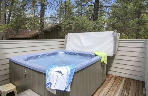 Sunriver House | 10 Conifer-Sunriver, Oregon: Hot Tub, BBQ, WiFi, SHARC Aquatics, Tubing Hill, Mt. Bachelor, Golf, Deschutes River, Tennis, Bike Paths