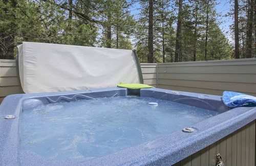 Sunriver House | 10 Conifer-Sunriver, Oregon: Hot Tub, BBQ, WiFi, SHARC Aquatics, Tubing Hill, Mt. Bachelor, Golf, Deschutes River, Tennis, Bike Paths
