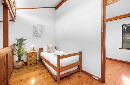 Cottesloe Apartment | 10 Cottesloe - Steps From Beach - Sleeps 3-wifi