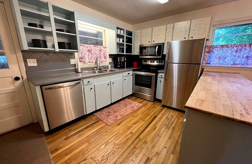 Bryson City Cottage | *10% Discount off weekdays through Dec 23- New Reservations Only*