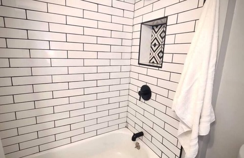 Colonel Elias Earle Historic District Apartment | 10 Gorgeous, contemporary Apt on Historic Earle St
