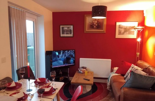Walsall Apartment | 10 Guests - Garden - Quiet Retreat Cottage