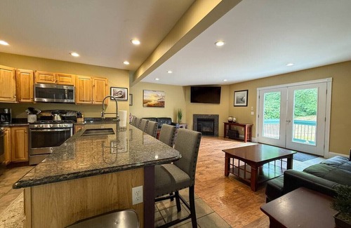 North Conway House | 10 Locust Lane | Sleeps 32, Pool, Hot Tub, 15 BDRM
