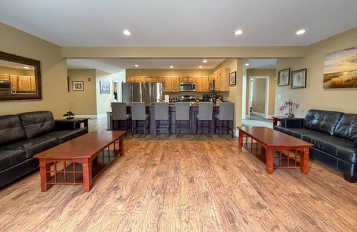 North Conway House | 10 Locust Lane | Sleeps 32, Pool, Hot Tub, 15 BDRM