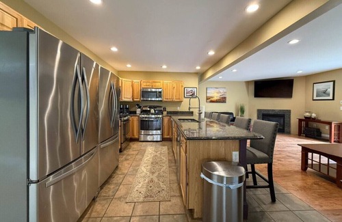 North Conway House | 10 Locust Lane | Sleeps 32, Pool, Hot Tub, 15 BDRM