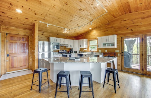 Balsam House | 10 Mi to Waynesville: Cabin w/Hot Tub & Mtn Views