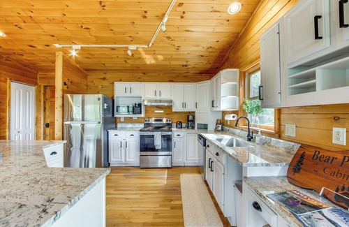 Balsam House | 10 Mi to Waynesville: Cabin w/Hot Tub & Mtn Views