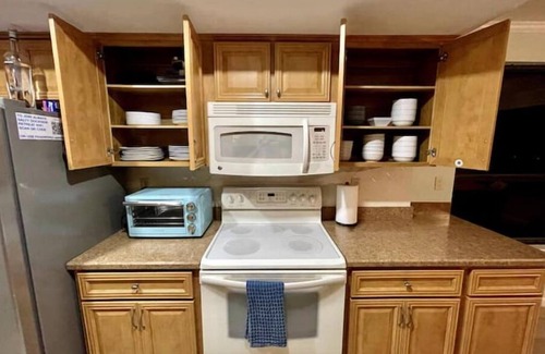 Palm Harbor House | 10 min from beach access, sleeps 10 private dock