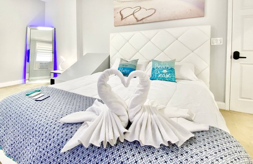 Tarpon River House | 10 Min to Las Olas Beach: Central Luxury 2 Bedroom House for a Romantic Getaway!