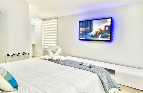 Tarpon River House | 10 Min to Las Olas Beach: Central Luxury 2 Bedroom House for a Romantic Getaway!