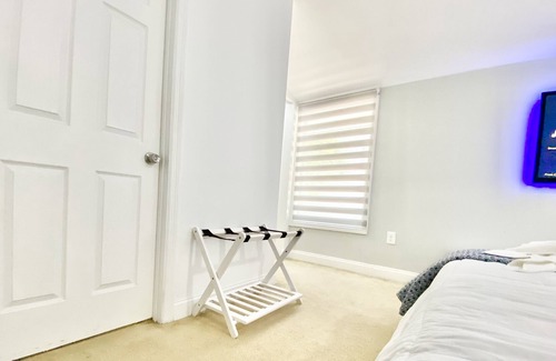 Tarpon River House | 10 Min to Las Olas Beach: Central Luxury 2 Bedroom House for a Romantic Getaway!