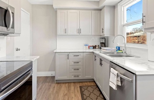 Burlington Apartment | 10 min walk to DT, stylish, free parking | IOB2