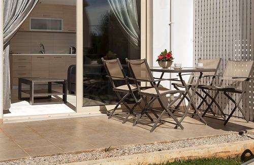Sternes Apartment | 10 mins from the airport, pool, family friendly, mountain view, self check-out