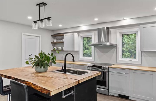 Whitney House | 10 Mins to Algonquin, Hot tub, Games