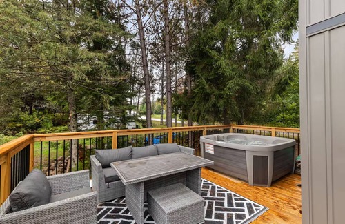 Whitney House | 10 Mins to Algonquin, Hot tub, Games