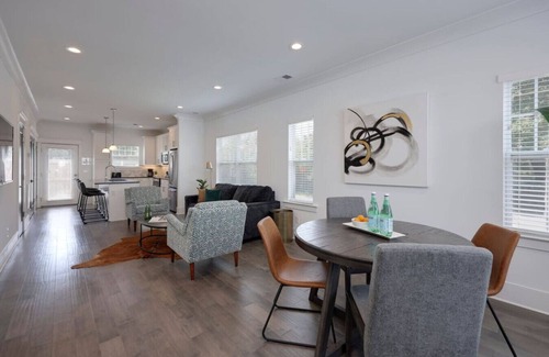 Charlotte Park House | 10 Mins To Broadway - Luxurious Gated Townhome