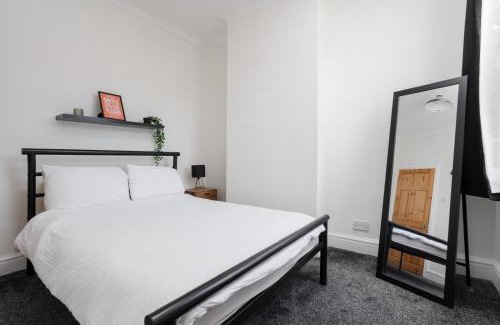 Liverpool House | 10 Mins To Crosby Beach Ensuite Wc Parking