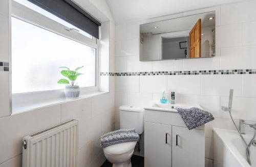 Liverpool House | 10 Mins To Crosby Beach Ensuite Wc Parking