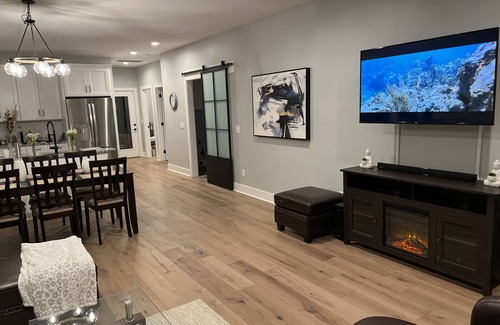 Lupton City House | 10 mins to Downtown Lux House, Hot Tub, Pet Friendly, Fenced Back Yard
