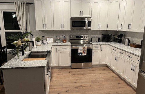 Lupton City House | 10 mins to Downtown Lux House, Hot Tub, Pet Friendly, Fenced Back Yard