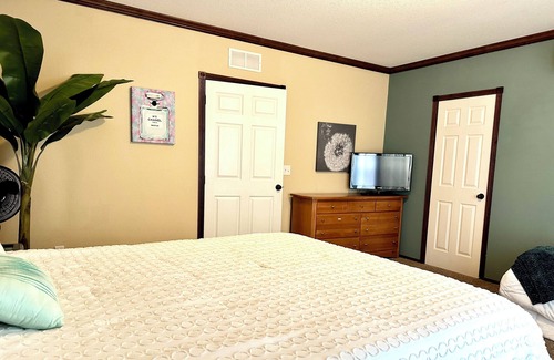 Nemo House | 10 mins to Lake Granbury and Glen Rose. Pet Friendly!