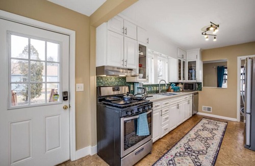 Ann Arbor House | 10 Mins To The Big House/Sleeps Up To 10 Guests