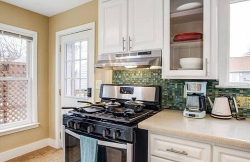 Ann Arbor House | 10 Mins To The Big House/Sleeps Up To 10 Guests