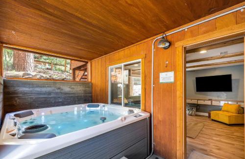 Upper Moonridge House | 10 Mins to the Lake Hot Tub Game Room Modern Cabin Bearpaw by AvantStay