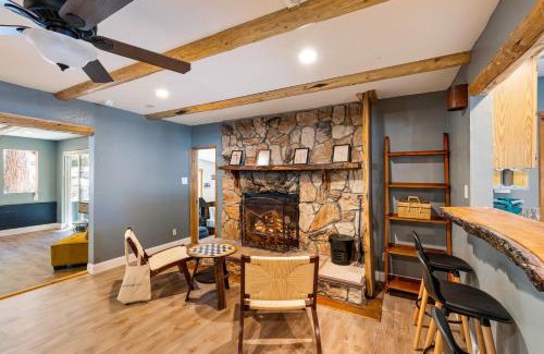 Upper Moonridge House | 10 Mins to the Lake Hot Tub Game Room Modern Cabin Bearpaw by AvantStay