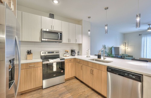 Eighth Avenue Apartment | 10 Minute or less away from Broadway, The Ryman, and the Country Music Hall of Fame| Stylish 1 bedroom |Infinity pool | Game room | Music Studio | Fire Pit.