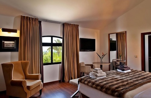 Albufeira Hotel | 10-Minute Walk from São Rafael Beach! Free Parking, Outdoor Swimming Pools!